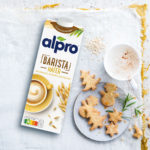 Rezeptbild_Alpro_09-20_Spiced_Latte_Weihnachtsplaetzchen